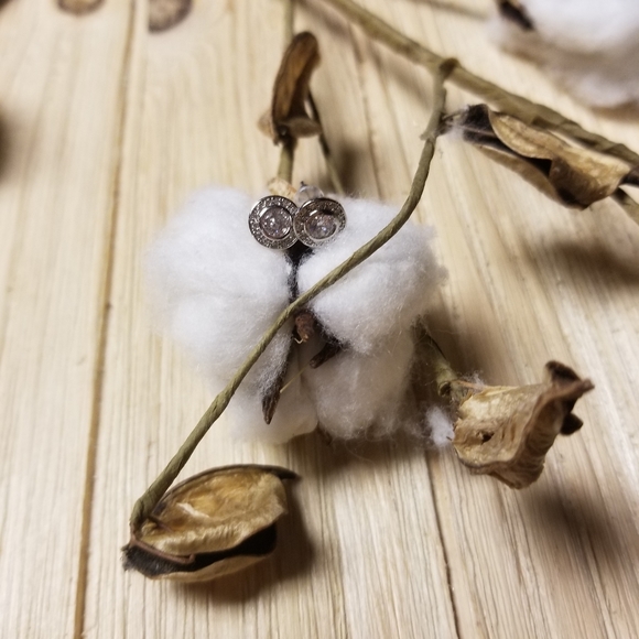 Gorgeous Dainty SILVER CZ stud earrings - Picture 4 of 7